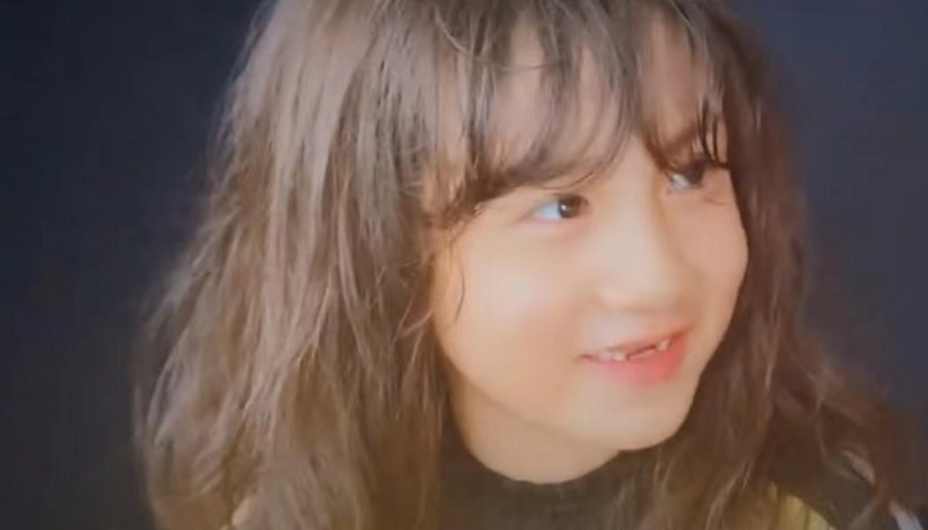 黄磊夫妇太开明了！带8岁女儿去烫发，妹妹秀新发型比多多还臭美