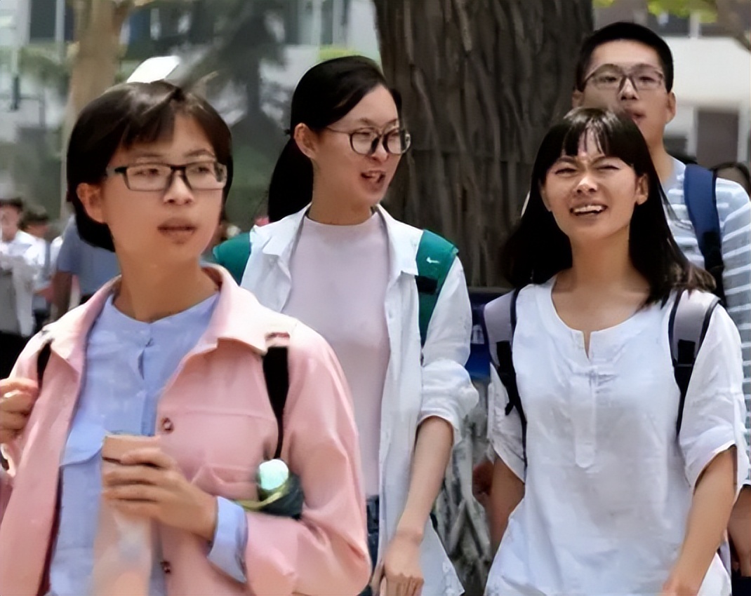 从专科生到北大研究生，一路上“披荆斩棘”，结果却不被网友认可