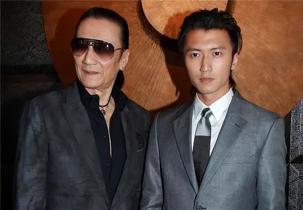 港媒直击85岁谢贤歪嘴拄拐杖，出动5人团队护驾，令人担忧其健康