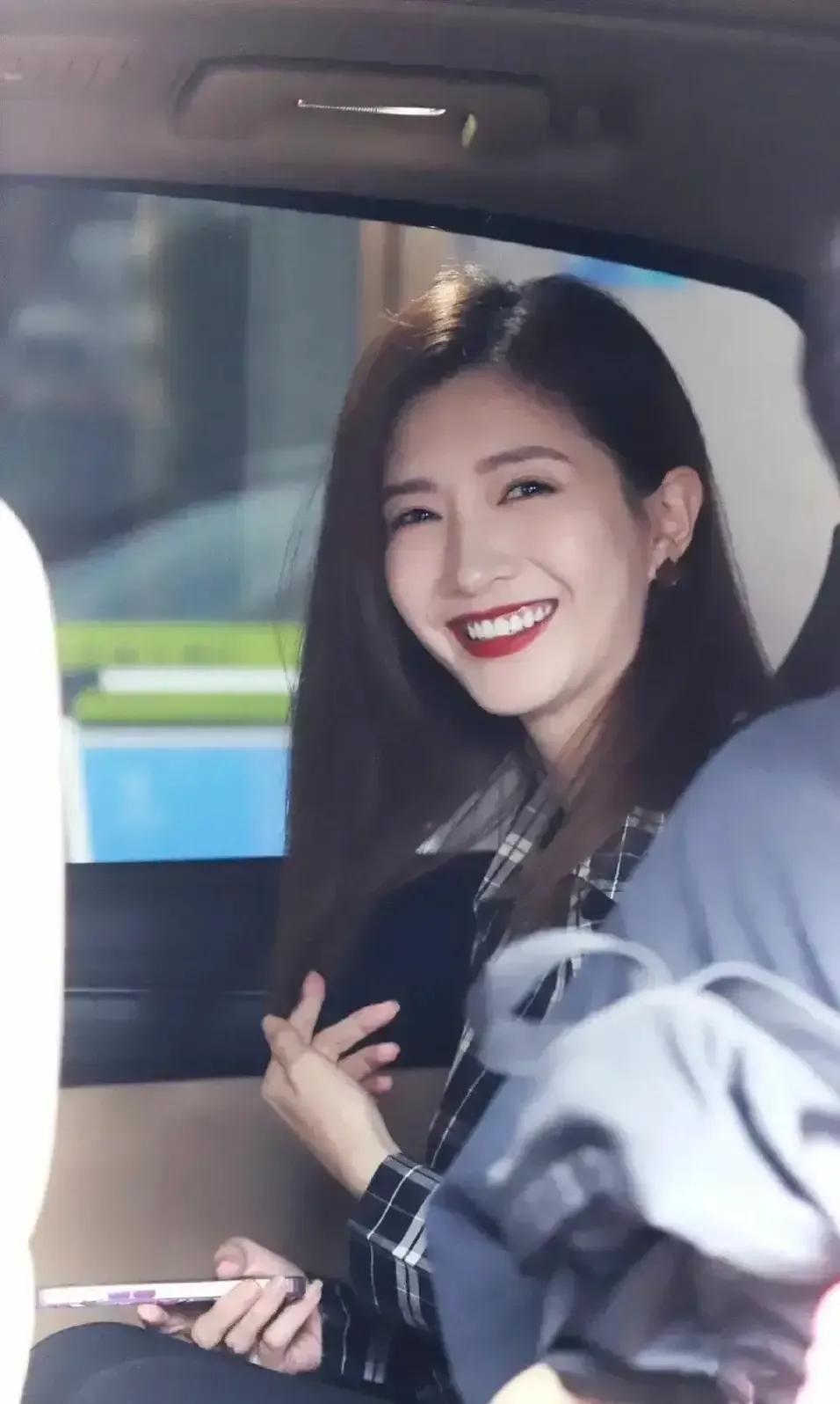 江疏影休闲慵懒黑色系，在黑色的衬托下肌肤如雪，美丽动人