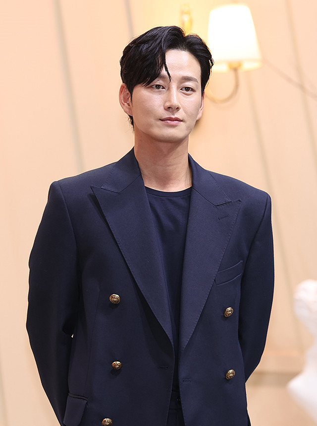 演员金喜善出席《黑色的新娘》制作发布会