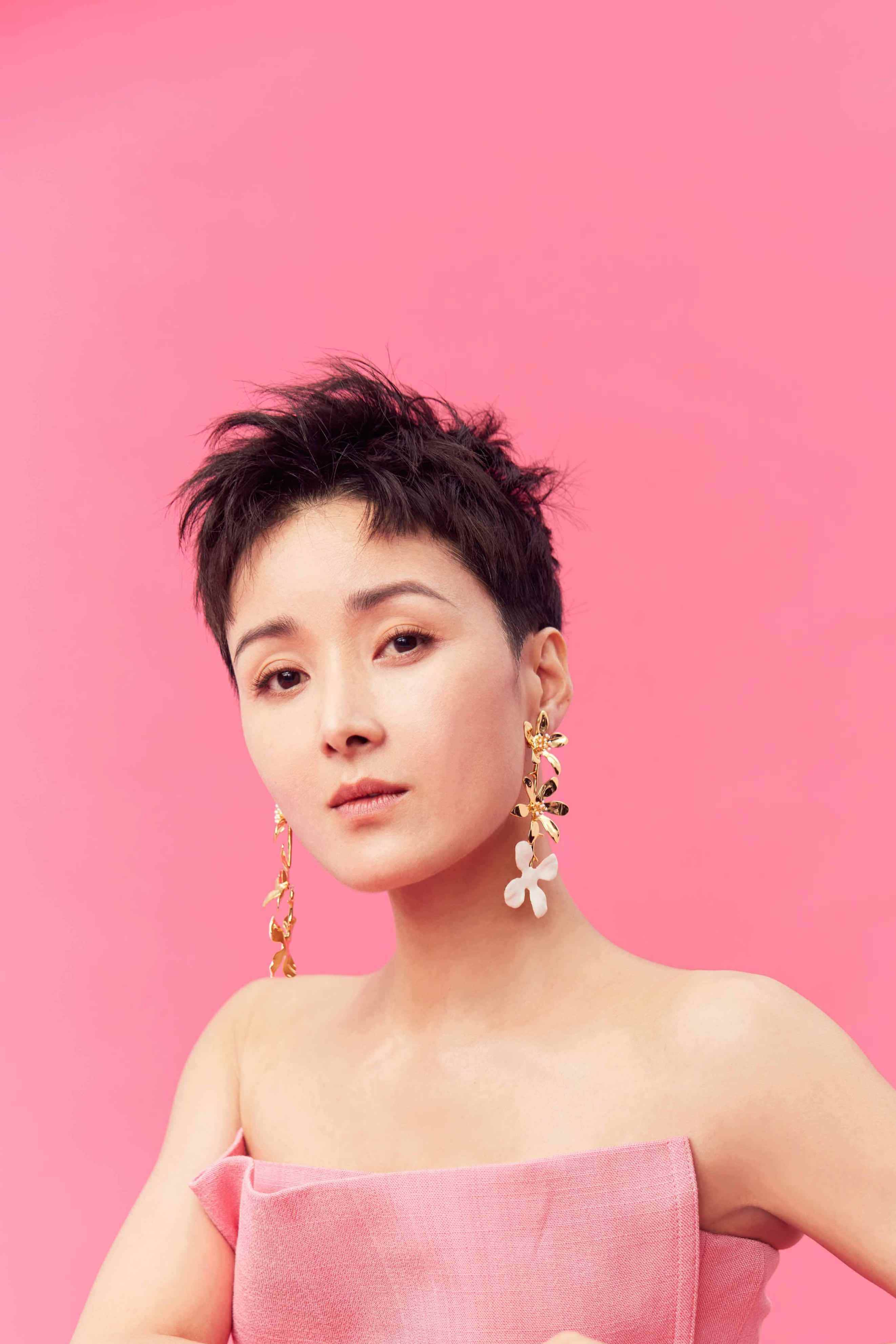 由黄曼主演的电视剧《海之谣》正在央视八套热播,在近日播出的剧情里