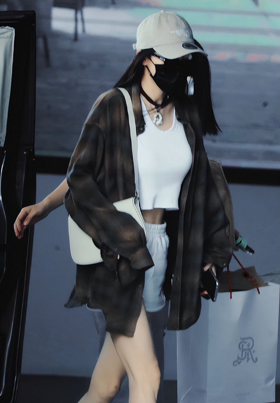 杨幂眼贴纱布疑受伤