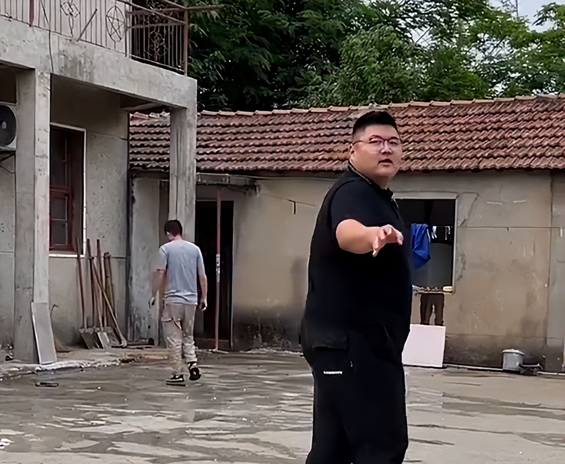 阿张老宅改建完工，自称是村里最靓的仔，猴哥送全套家具家电