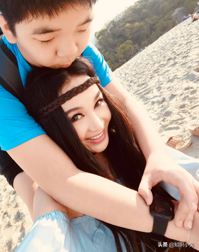 “不老女神”温碧霞与养子出游，12岁养子高大壮硕，被指太亲密