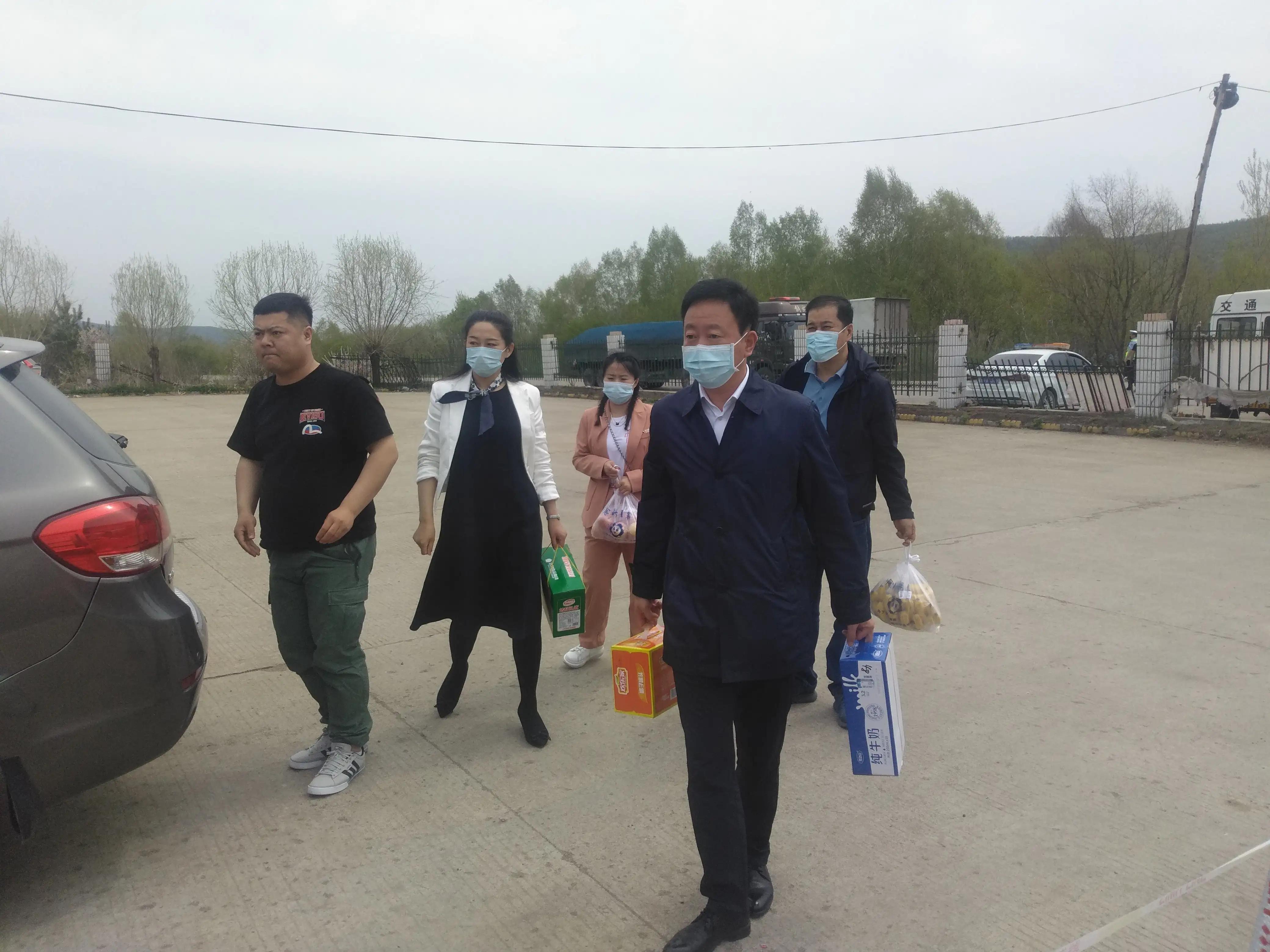 宝清县夹信子镇领导慰问疫情防控卡口一线人员