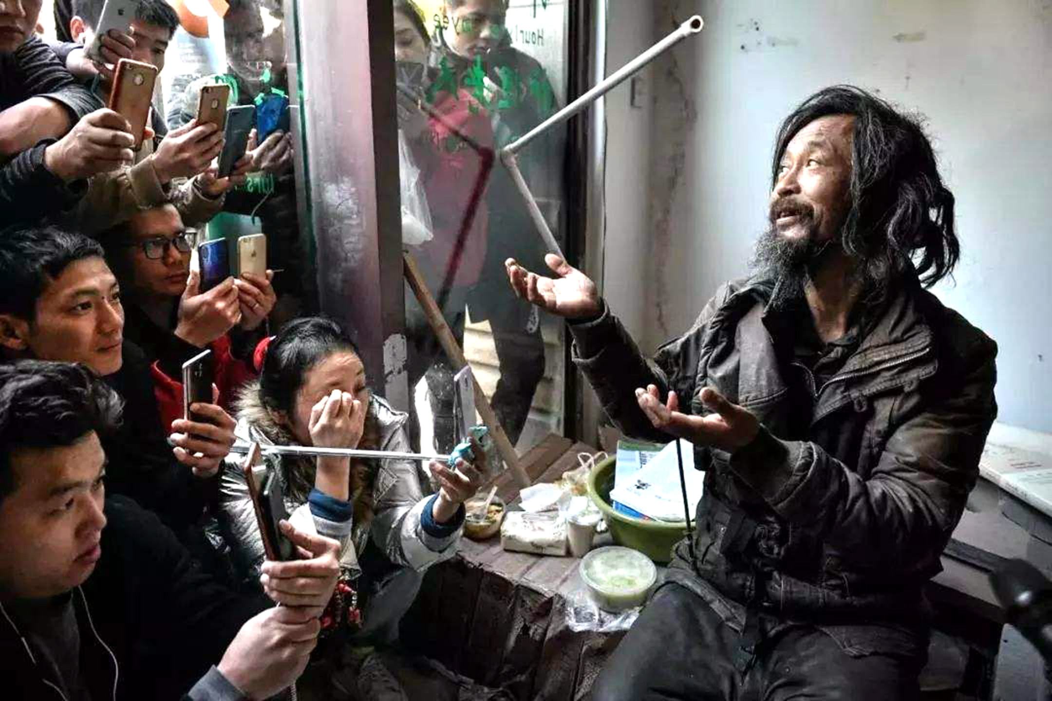 高考800多分！人大毕业今流浪街头，家人：他扔掉手机全国溜达