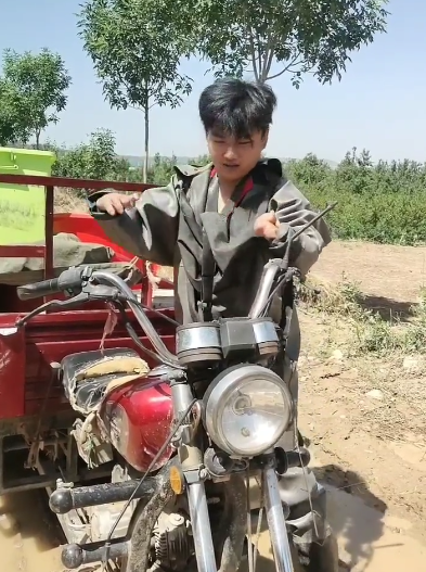 90后农村小伙撞脸张国荣，先天残疾被母亲抛弃，他都经历了什么？