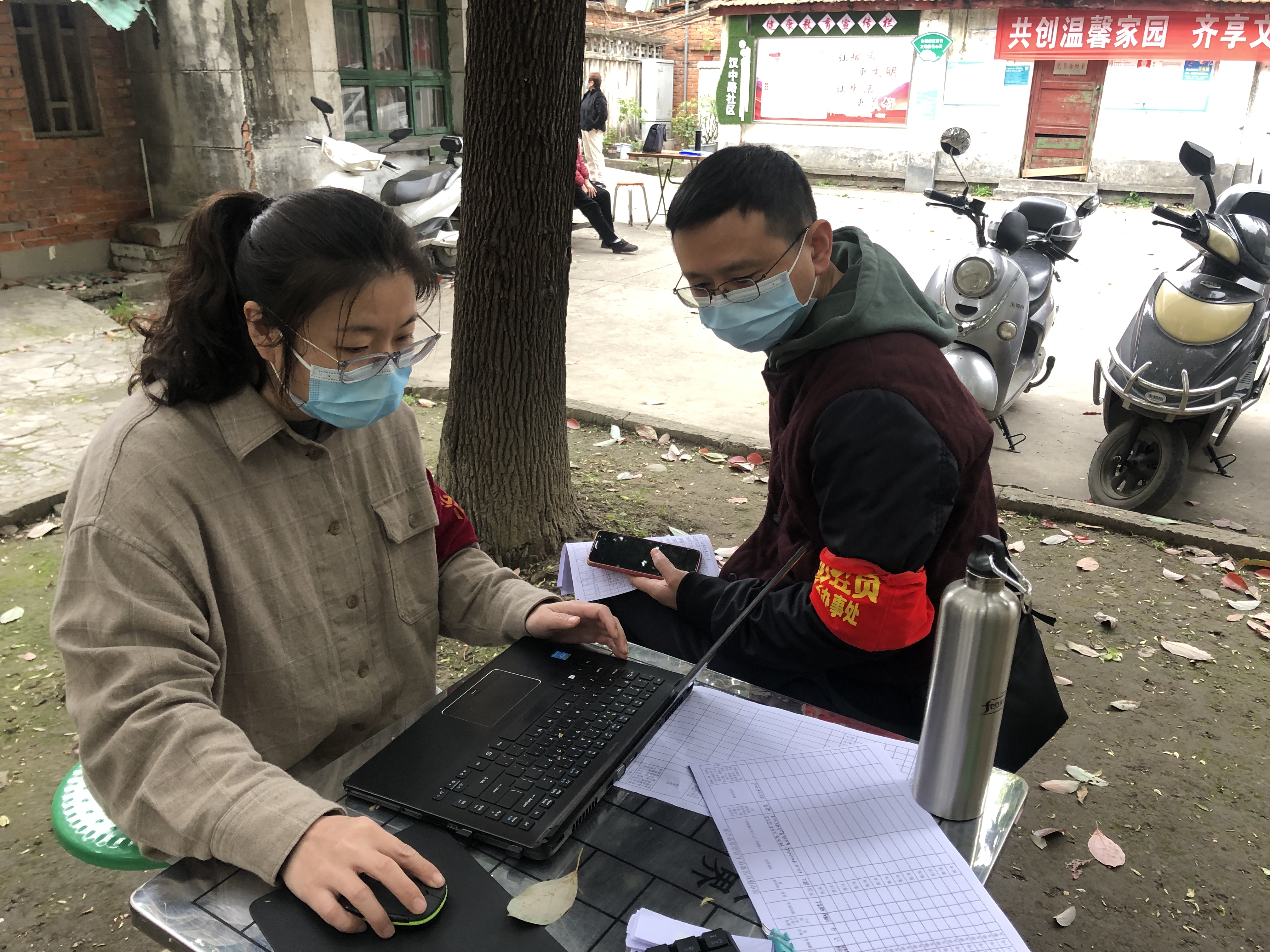 汉中中院干警下沉社区战疫