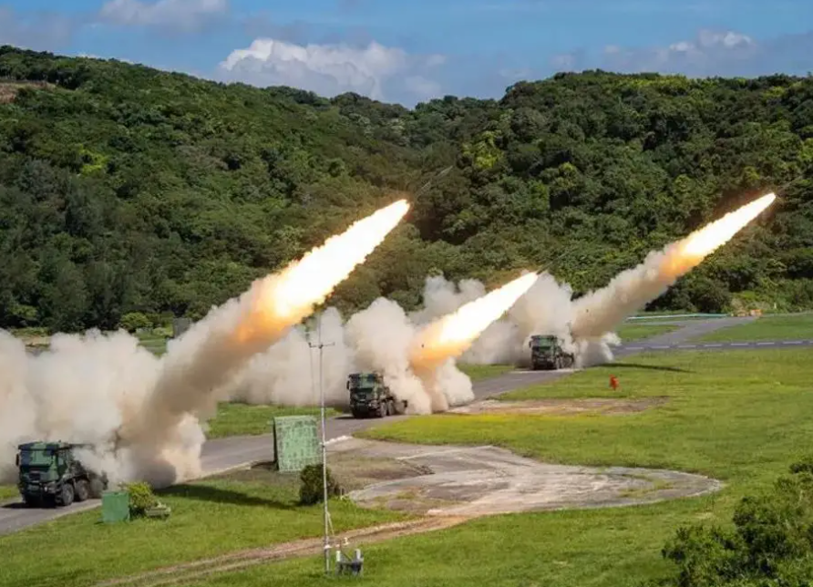 台軍年度演習突發意外，火箭發射車爆炸起火，事故原因正在調查中