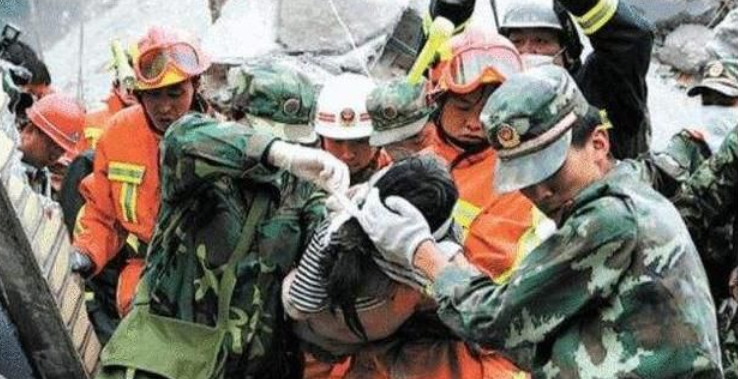 安徽女子舍命救夫，失去双腿后被丈夫抛弃，她如今怎样了？