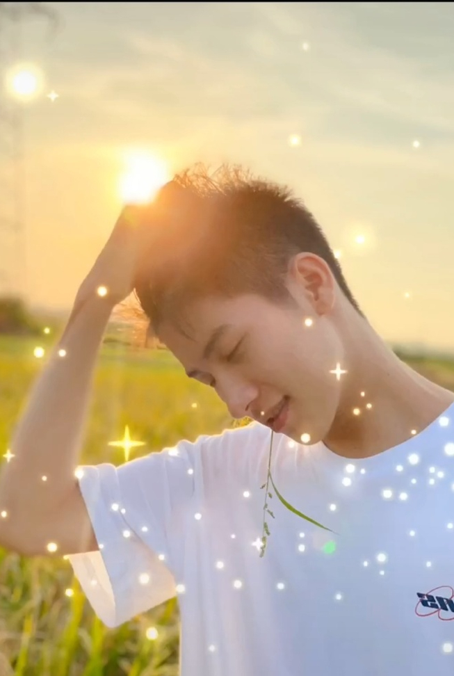 广西23岁穷小伙，3岁被母亲抛弃，大学毕业后回到农村教书，图啥