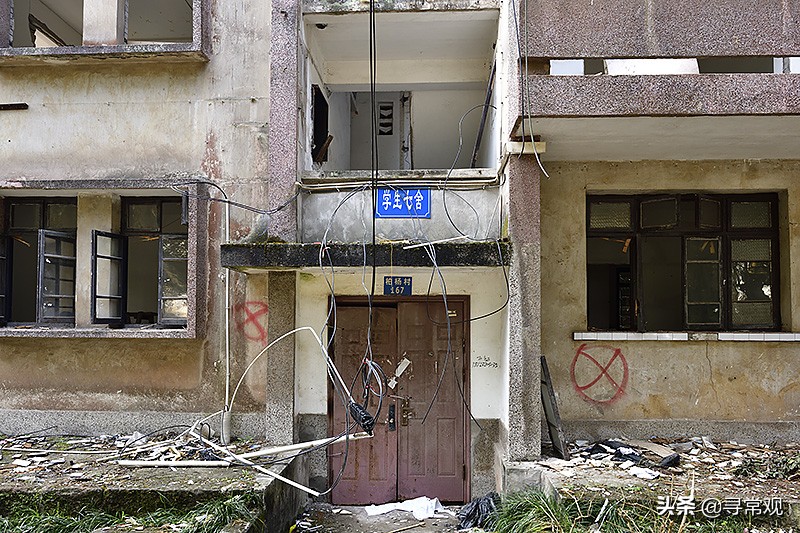 探秘重庆这座消失的“宇宙”大学，到处是荒废的宿舍楼