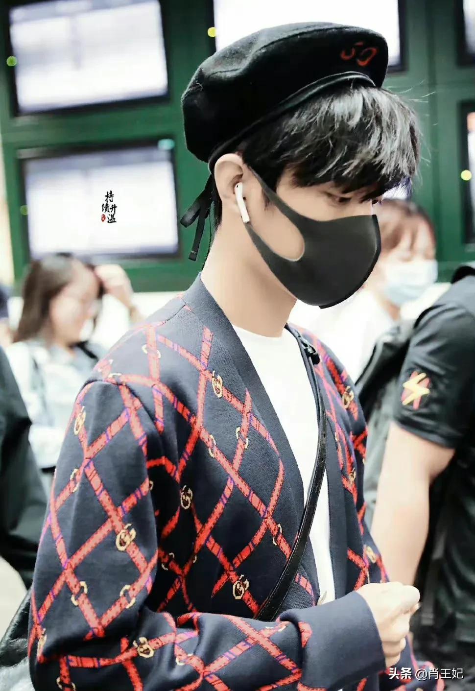 桃桃的一组生图,肖战的眼睛真好看,灵气逼人鲜花与少年绝配