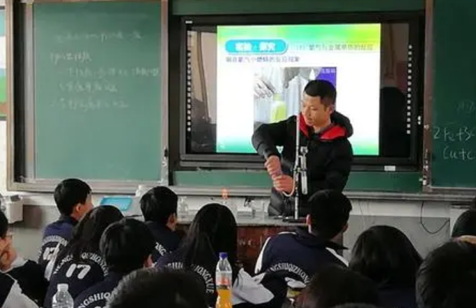 2022年新高考发生变化，有两个科目备受限制，教师也濒临“失业”