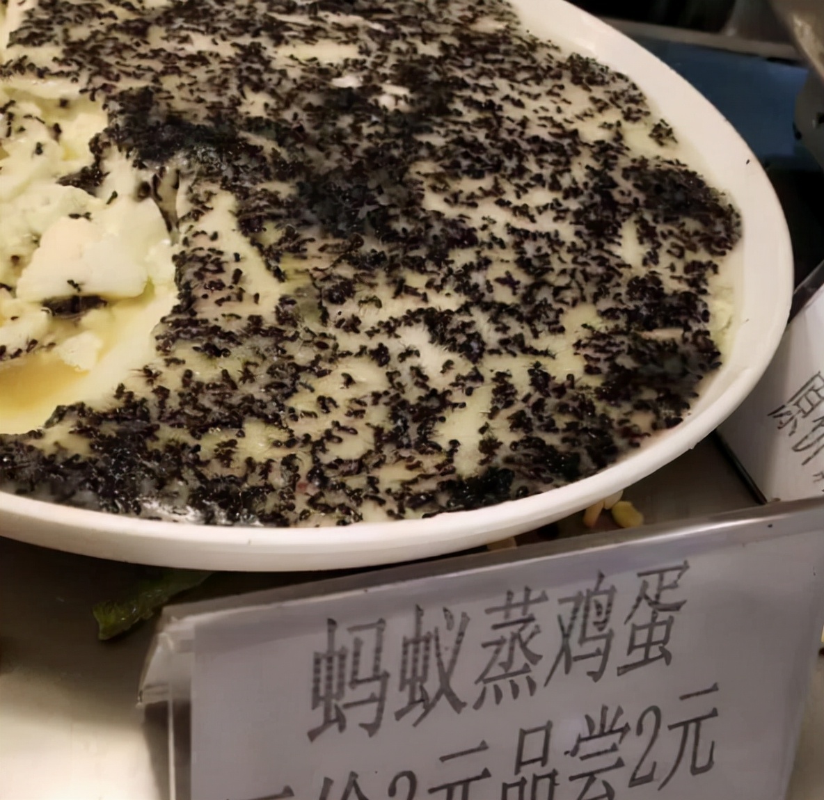 大学“阴间食堂”走红网络，菜品环境有些灵异，门面神似殡仪馆