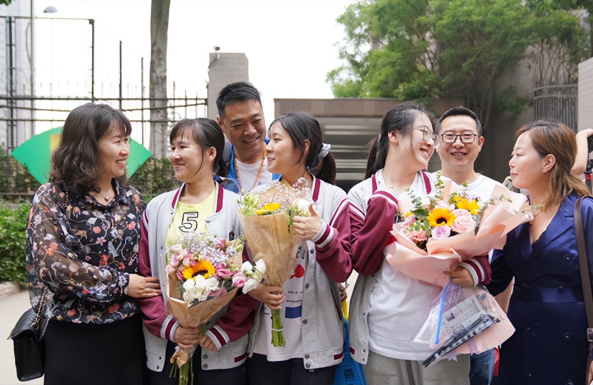 高考将至，家长需要穿旗袍手捧鲜花陪考吗？一线老师对此给出回应