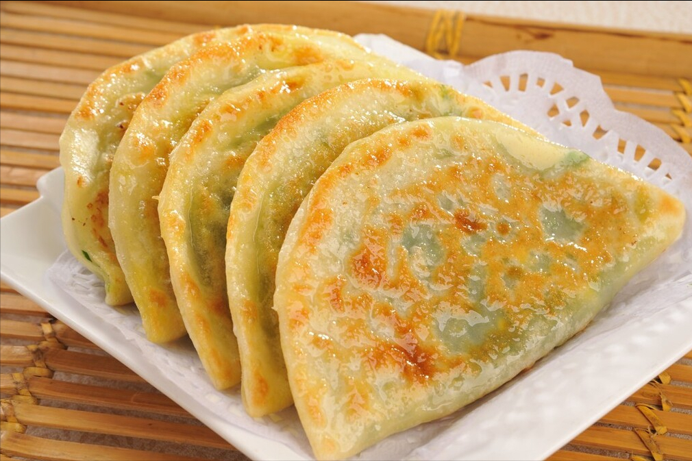 做韭菜盒子,皮太硬馅儿太散?教你正确做法,外酥里嫩,馅料鲜香