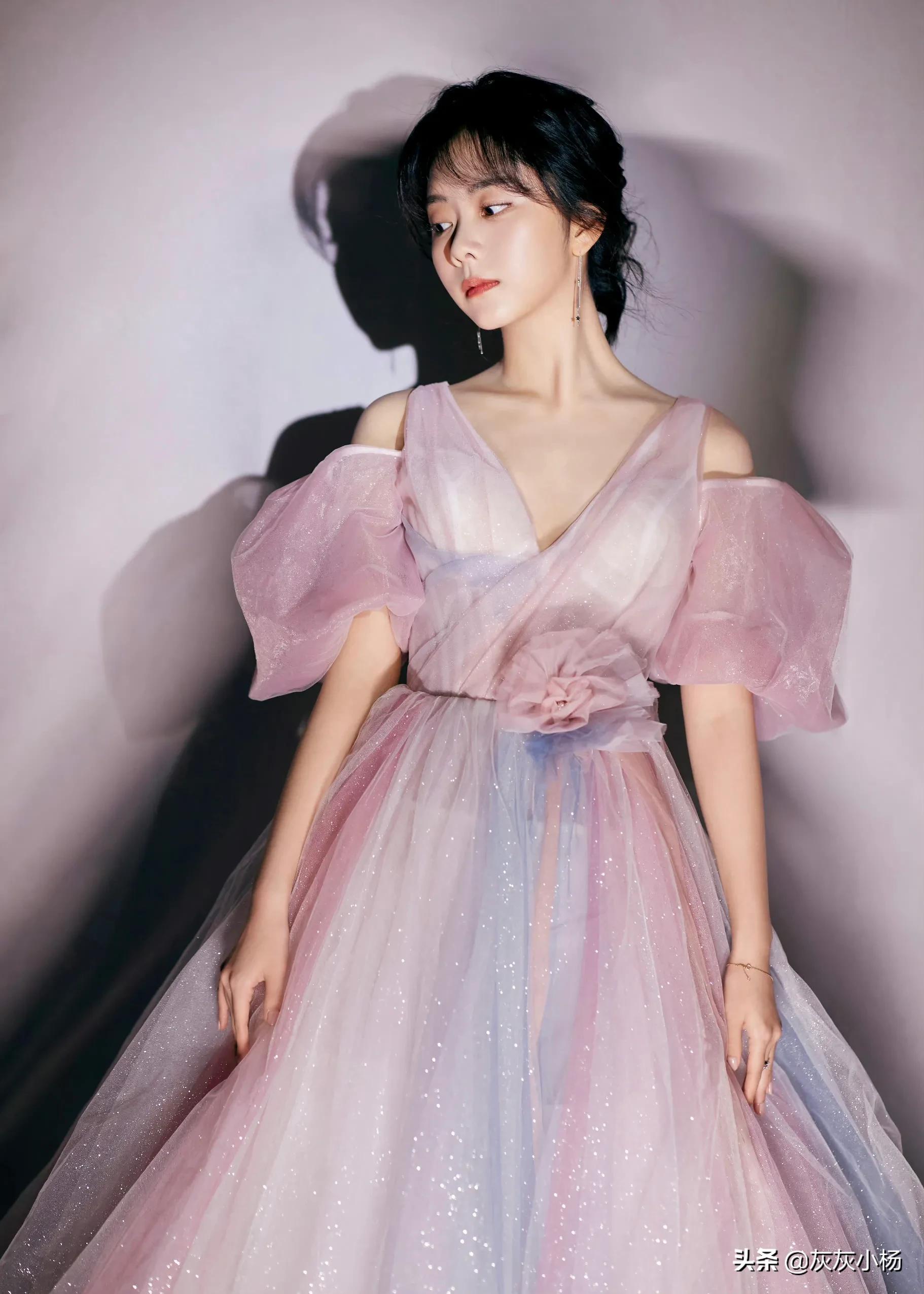 谭松韵，长裙娃娃脸，甜美可爱