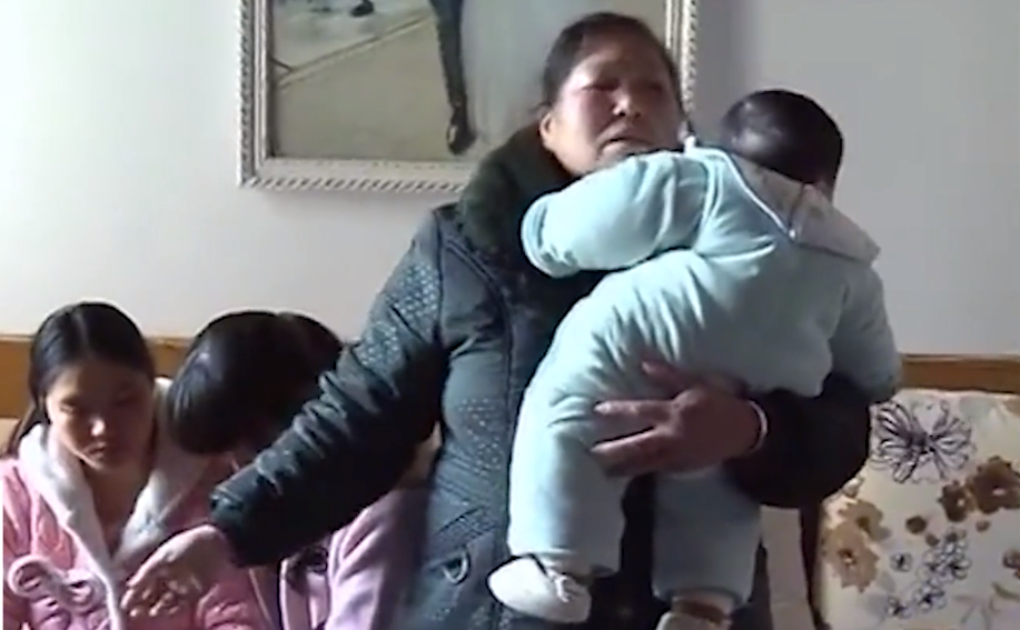 女子幼时被弃，30年后生父临终想见一面，女子：他没资格让我相见