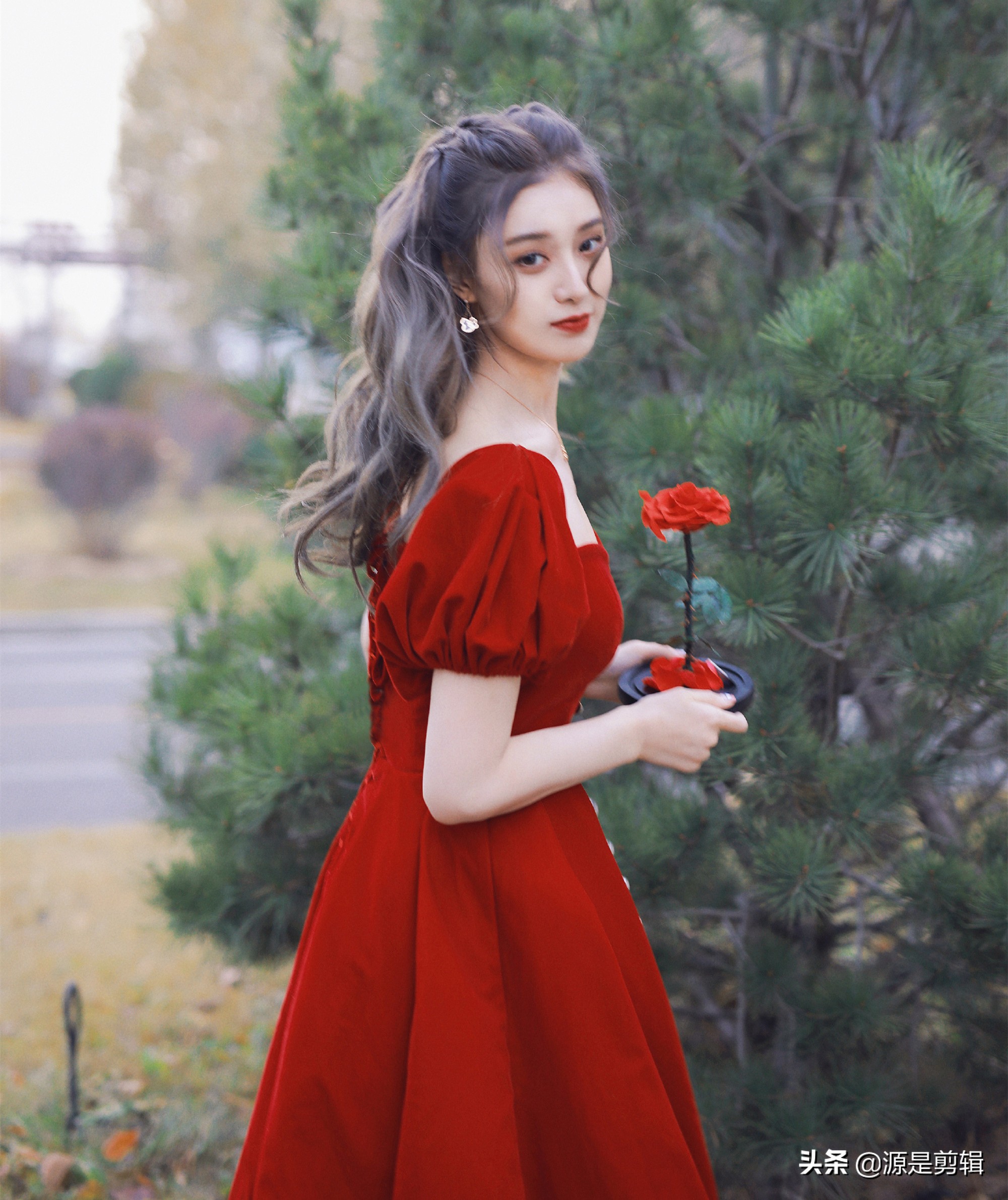 徐艺洋 ​​​身穿红色连衣裙手拿玫瑰花美丽艳丽