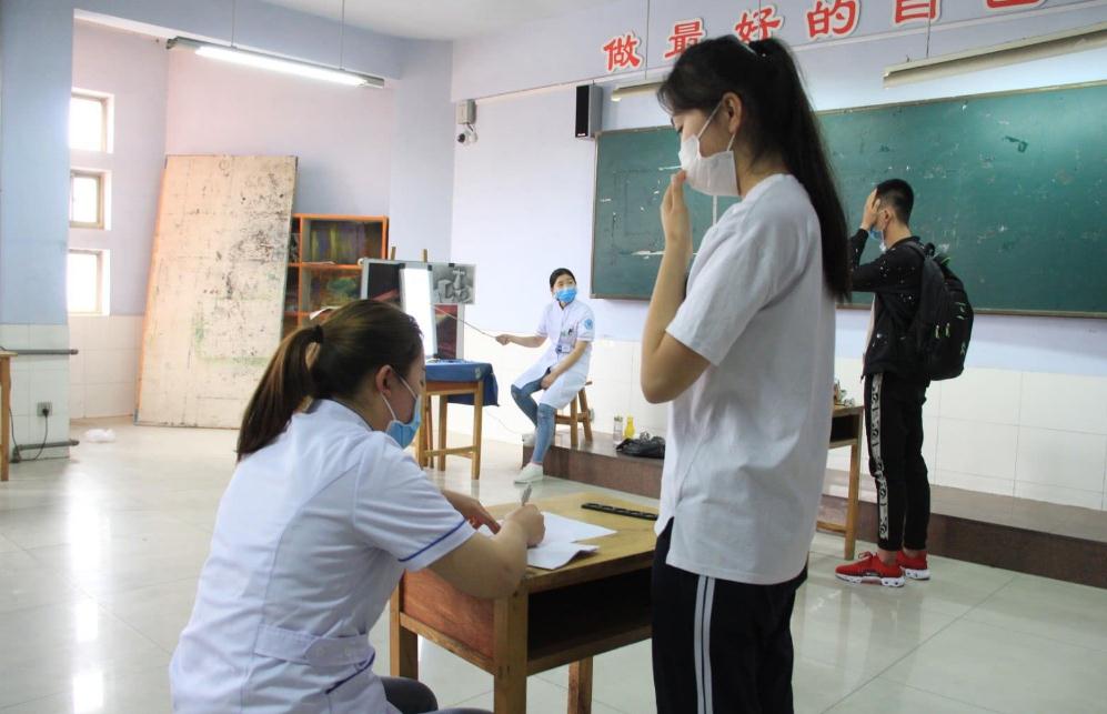 高考体检需要“全部脱光”？现场一片混乱，把医生都给逗笑了