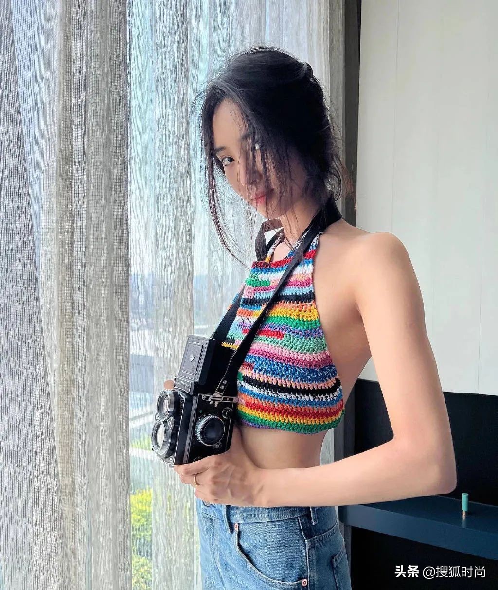 王紫璇《野蔷薇》造型好惊艳，复古卷发又美又飒，甜美帅气两不误