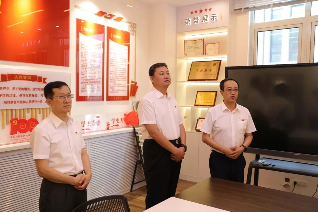 “慶七一 永遠(yuǎn)跟黨走 話初心 奮進新征程”自治區(qū)高院與呼和浩特市人大常委會機關(guān)開展主題黨日活動