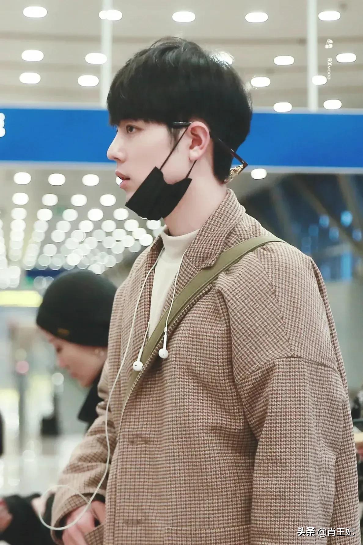 桃桃的一组生图,肖战的眼睛真好看,灵气逼人鲜花与少年绝配