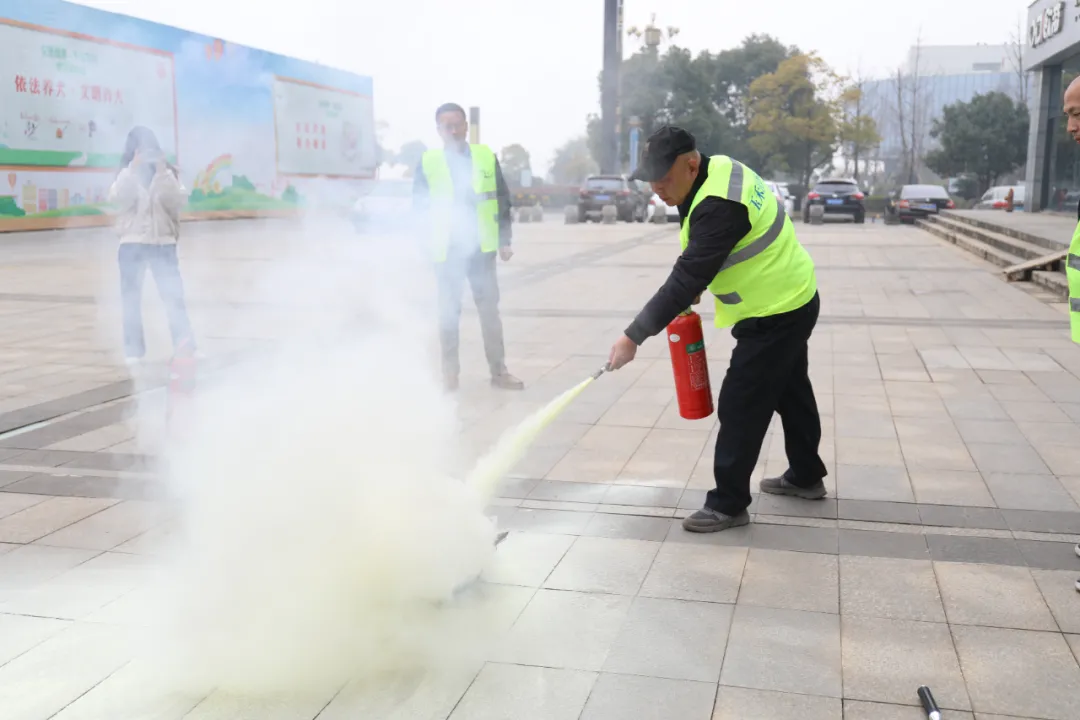 九江一加油站旁突然起火 ！环卫洒水车出手了