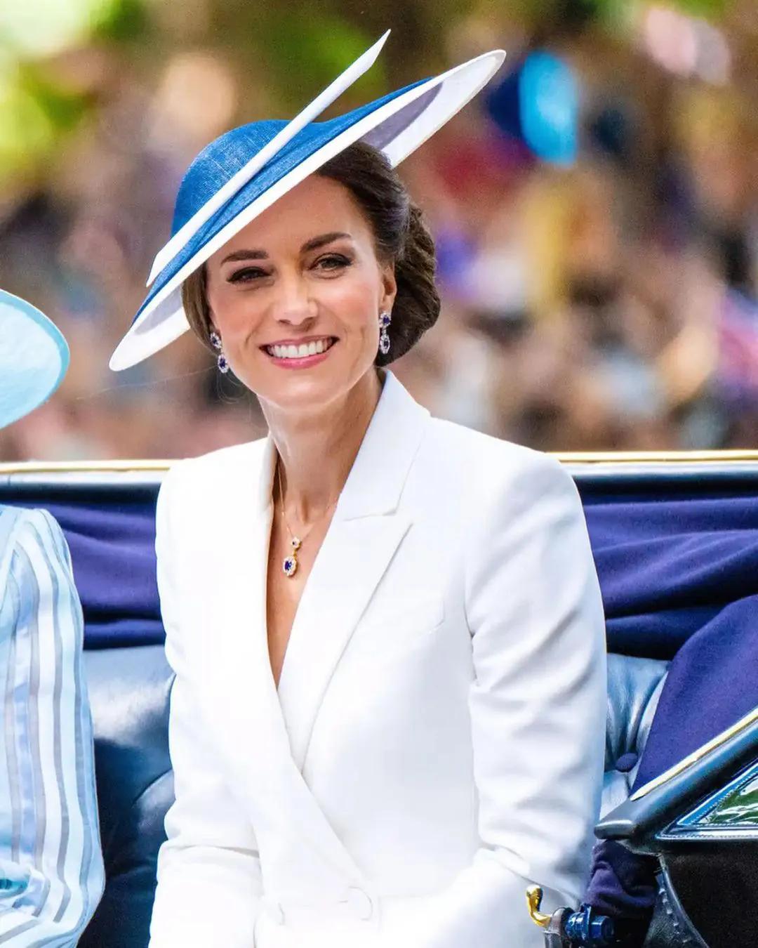 亲民友善的英国王妃凯特身材高挑，穿衣得体可以说是时尚界的标风