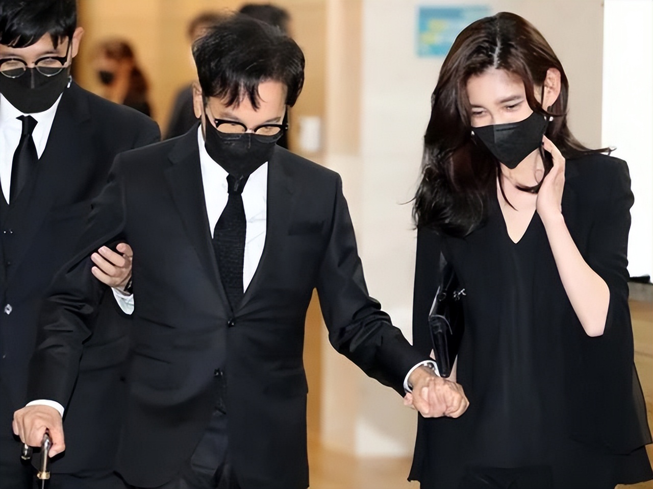 52岁李富真美绝了，戴口罩难掩盛世美颜，现实版“财阀千金”