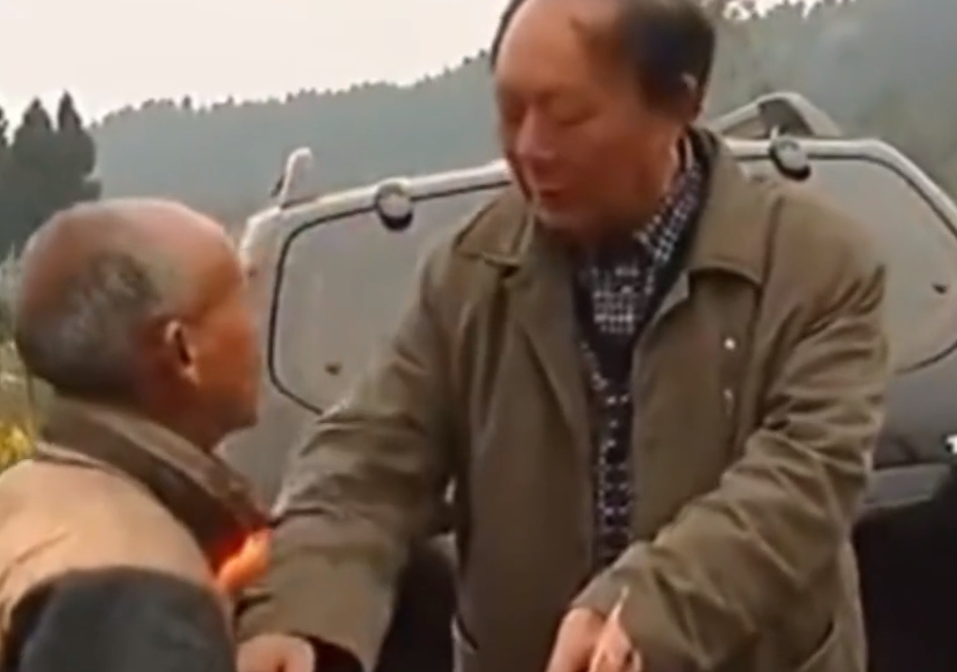 女学生被卖给50岁老光棍，每天睡猪圈遭毒打，父亲为何要原谅凶手