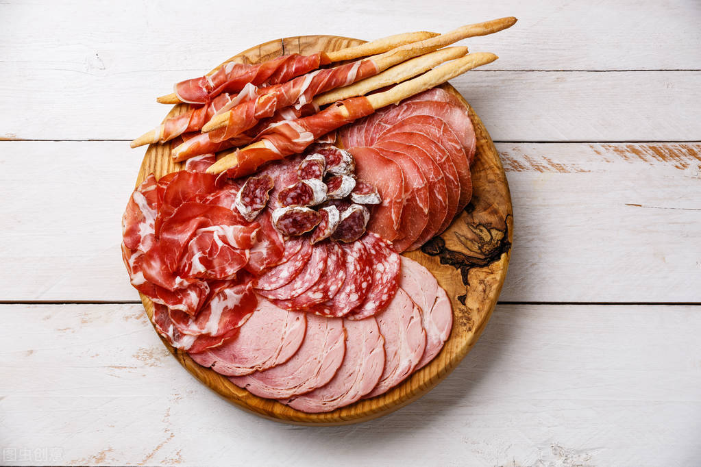 和肉肠,包括生火腿肉,熟火腿肉和萨拉米肉肠,上至接待外国首脑的国宴