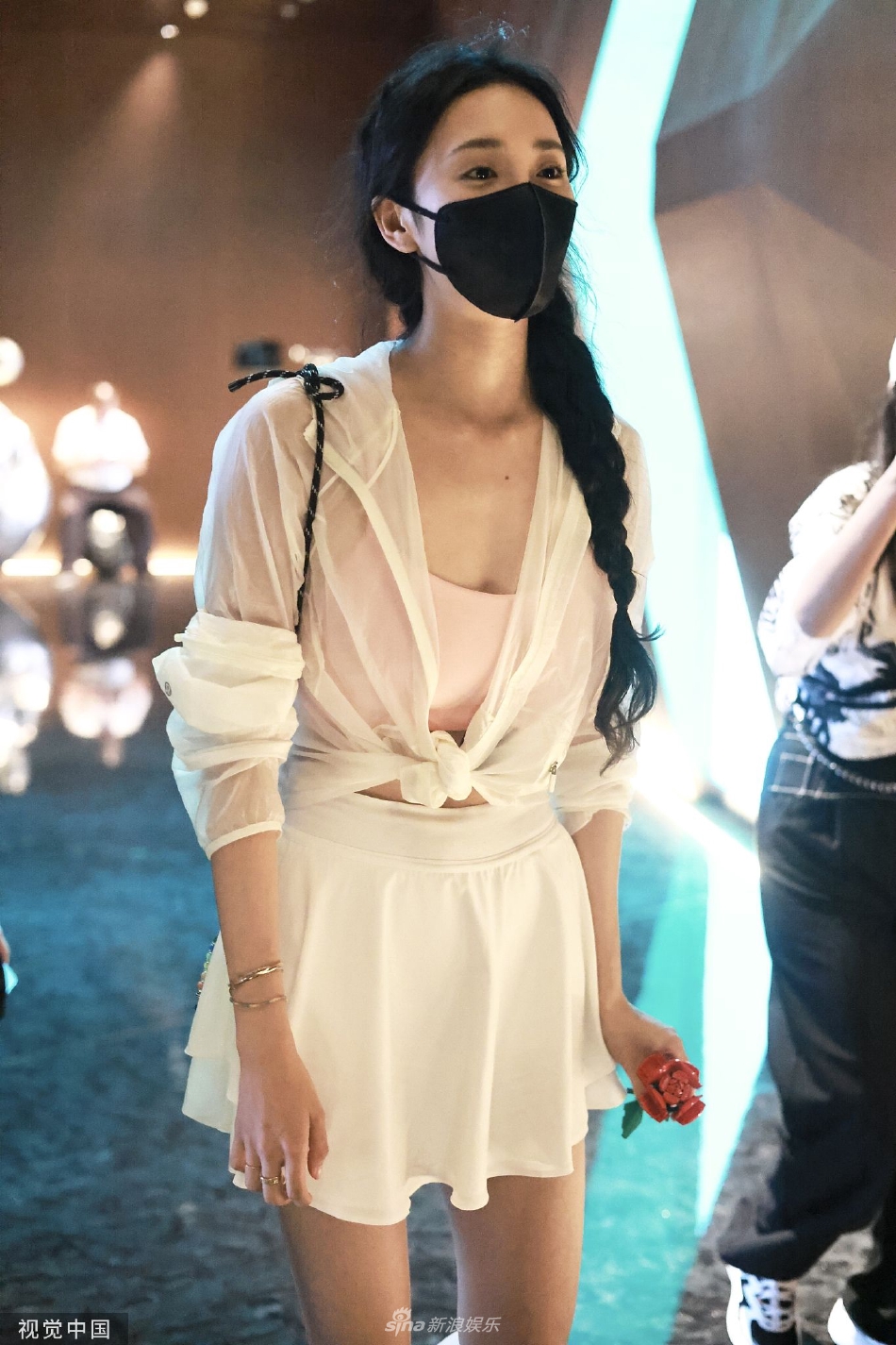 王紫璇前往录制《乘风破浪》笑眼弯弯亲切可人