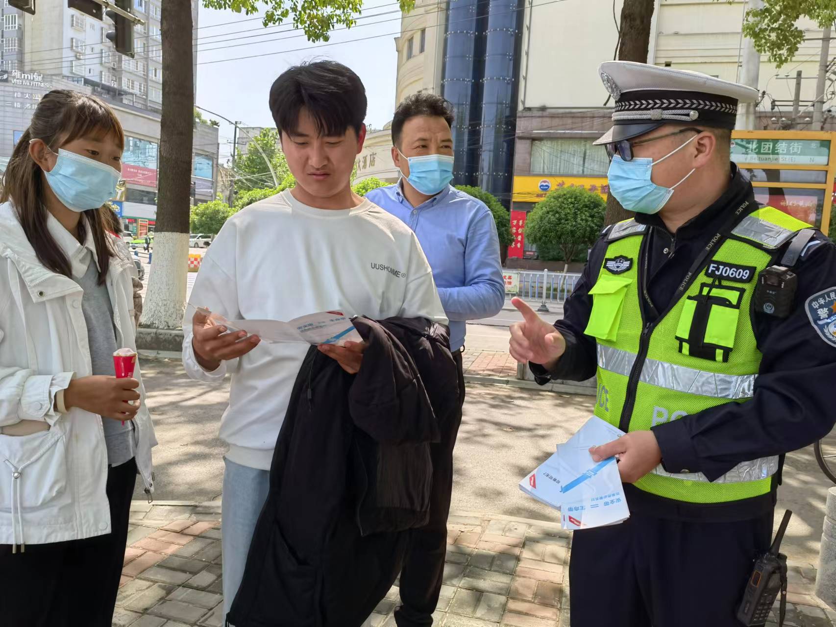 创文进行时｜汉中交警一大队携手社区共创文明城