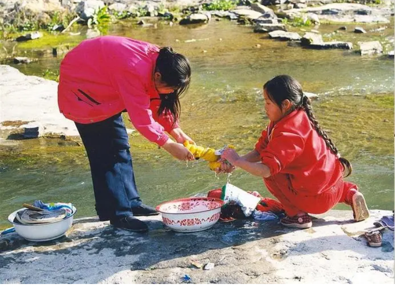 母亲精神病，弟弟脑瘫，安徽25岁女孩每天搂着弟弟睡觉，如今怎样