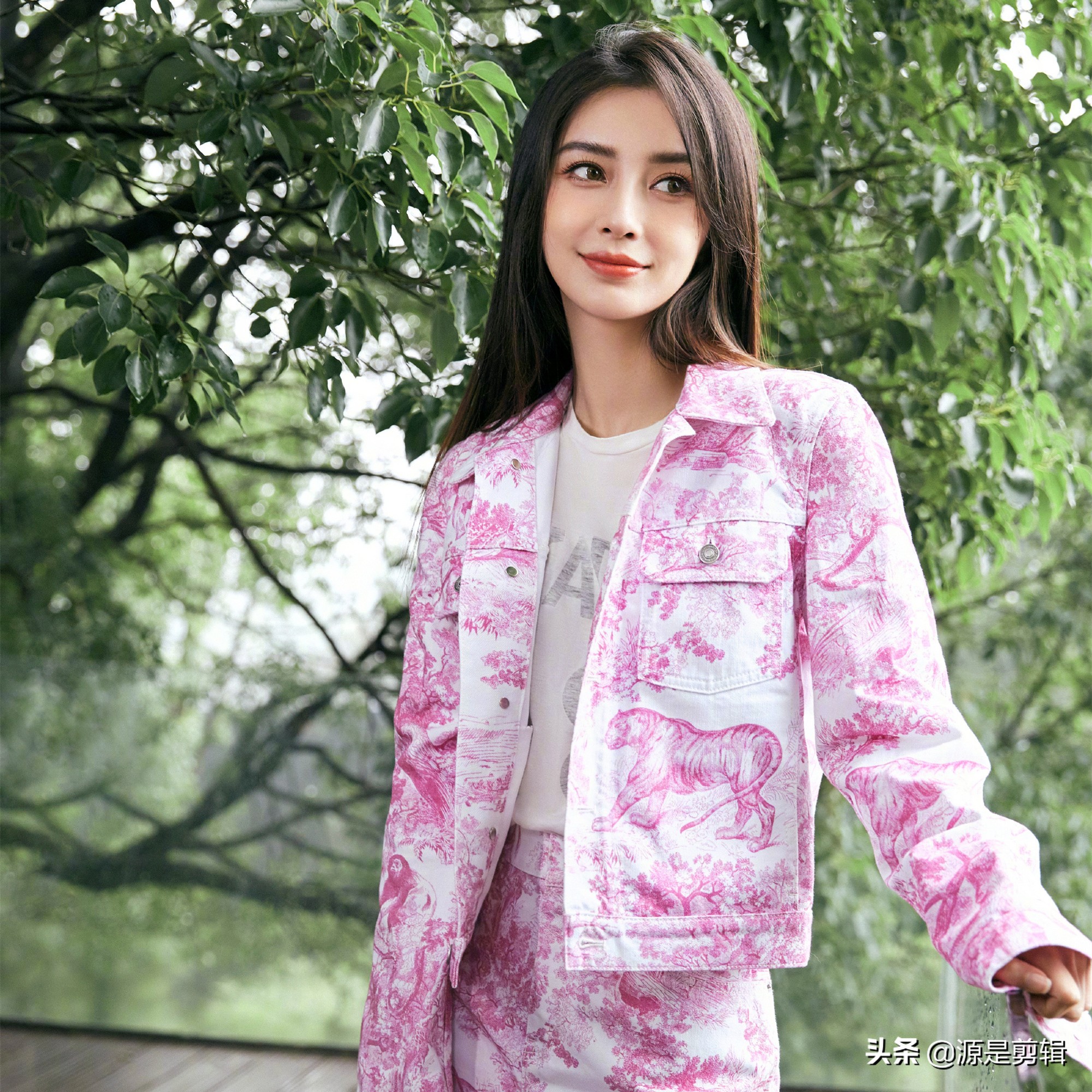 杨颖身穿粉红色外套清纯可爱成熟