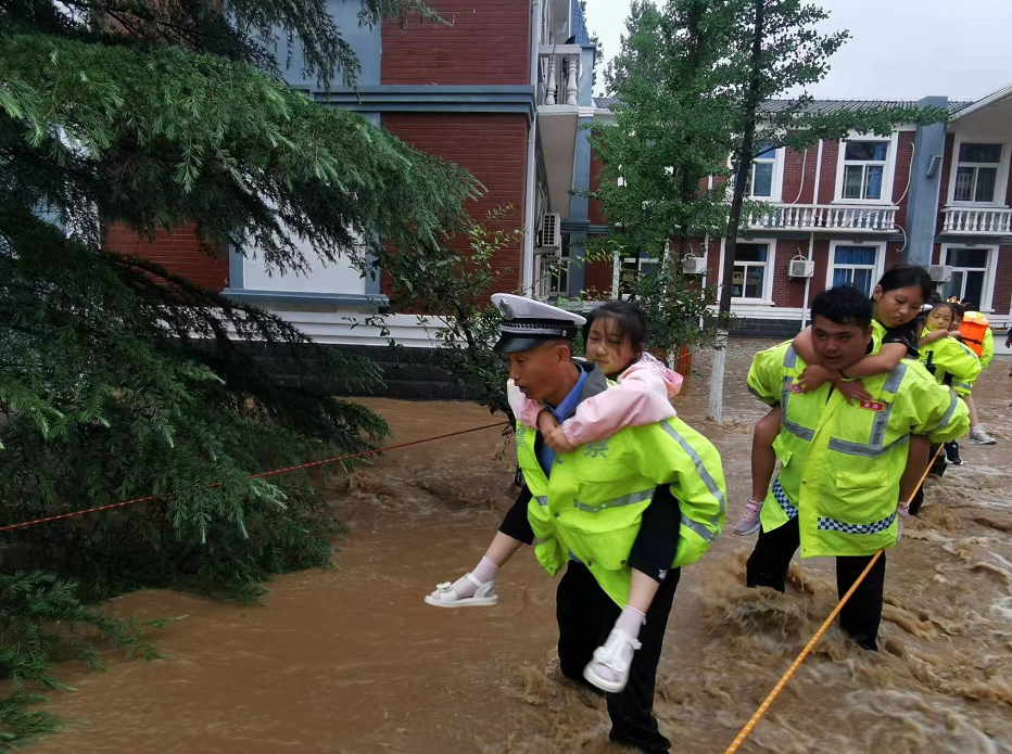 暴雨中墙塌山水进入，济南柳埠一千多名学生被困，当地组成人墙转移！救援人员：听到最多的话是叔叔辛苦了