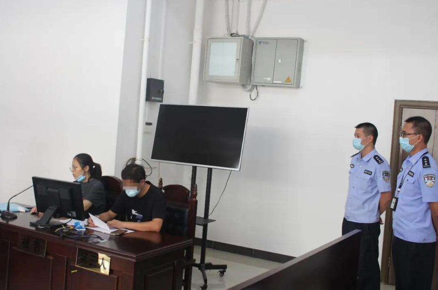 2006年，武汉一大学校长敛财数百万藏床下，工作人员清点了4小时