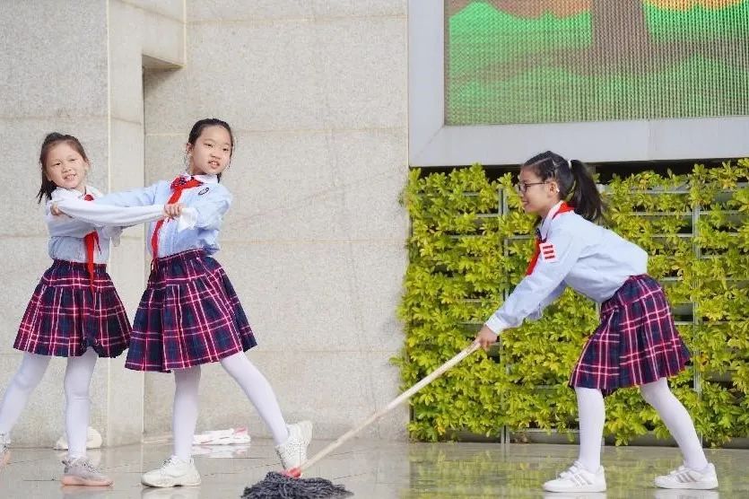 成都高新区中和小学开展“五一致敬最美劳动者”主题活动