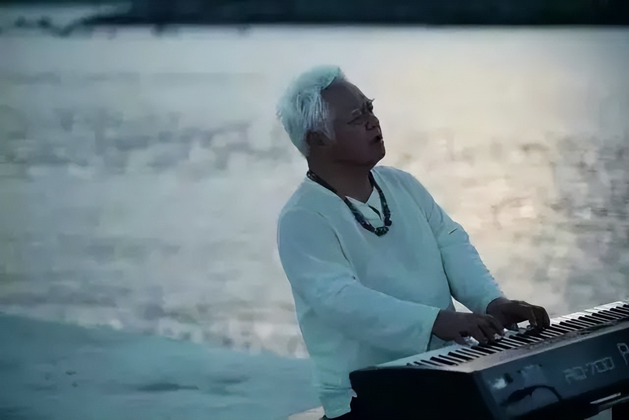 那个让白岩松落泪的男歌手，消失了近30年