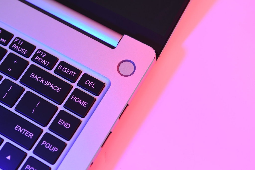 机械革命预热新款Code 01 笔记本，64GB 内存顶配版价格犀利