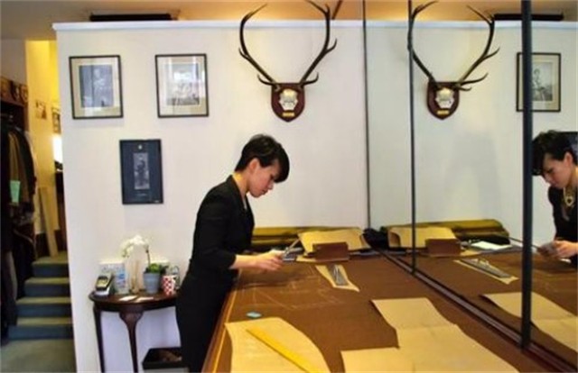 这个东北女孩，在英国上演逆袭童话，查尔斯王子曾找她定制礼服