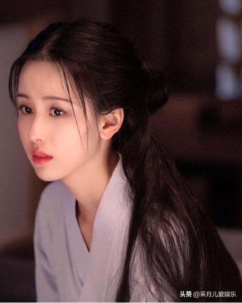 陈都灵现代装清纯甜美，古装却又清冷迷人，真是人间宝藏女孩