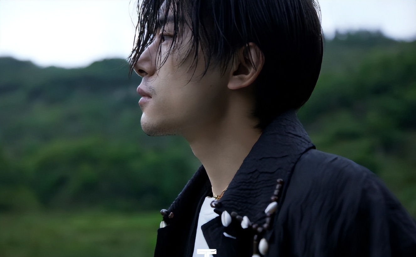 形容男人沧桑的句子(易烊千玺晒出胡茬照) - 火句子