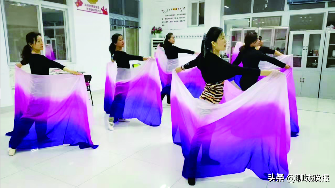 舞蹈爱好者邱杰在社区开展公益教学：她把舞蹈的快乐分享给更多人