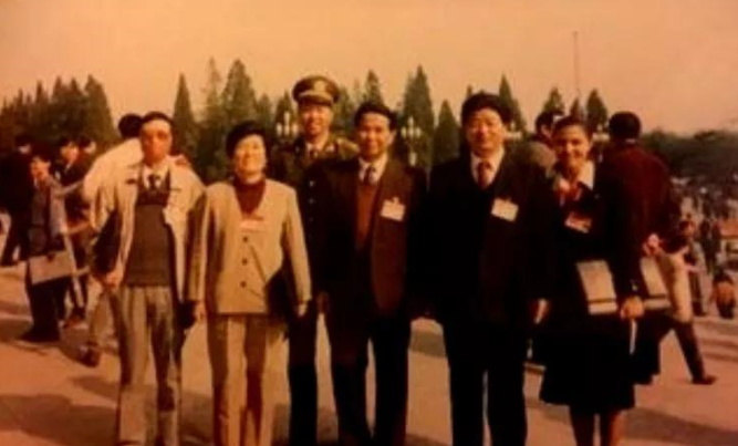 1989年中国民航遭炸机威胁，劫机犯被一脚踹下飞机，后来怎样了？