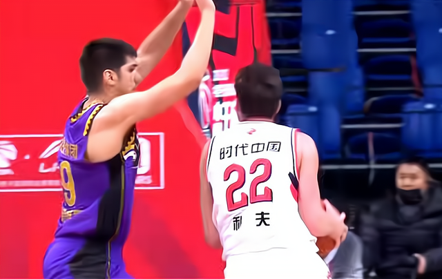 为什么nba打不上球(出战56分钟，爆砍47 17！他那么厉害，为何24岁就在NBA打不上球？)