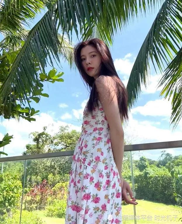 赵露思和宋妍霏撞衫，同一件碎花裙谁更美？